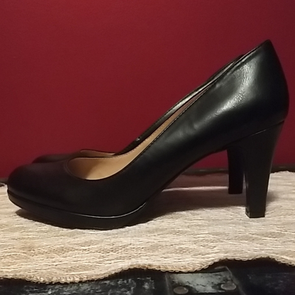 naturalizer black pumps